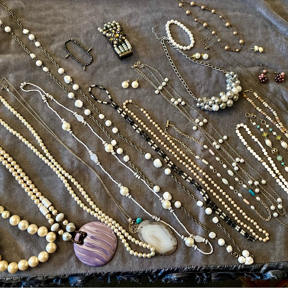 Elegant Pearl and Gold Necklace Set